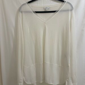 Bar lll Women white V Neck long Sleeve Top. Size XL.